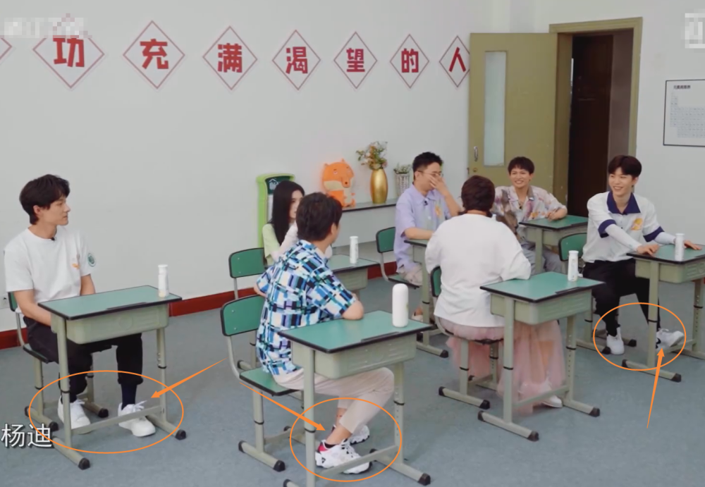 鞠婧祎|《青春环游记》校园主题，大家都穿运动鞋，只有鞠婧祎“搞特殊”