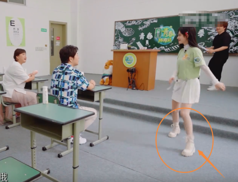 鞠婧祎|《青春环游记》校园主题，大家都穿运动鞋，只有鞠婧祎“搞特殊”