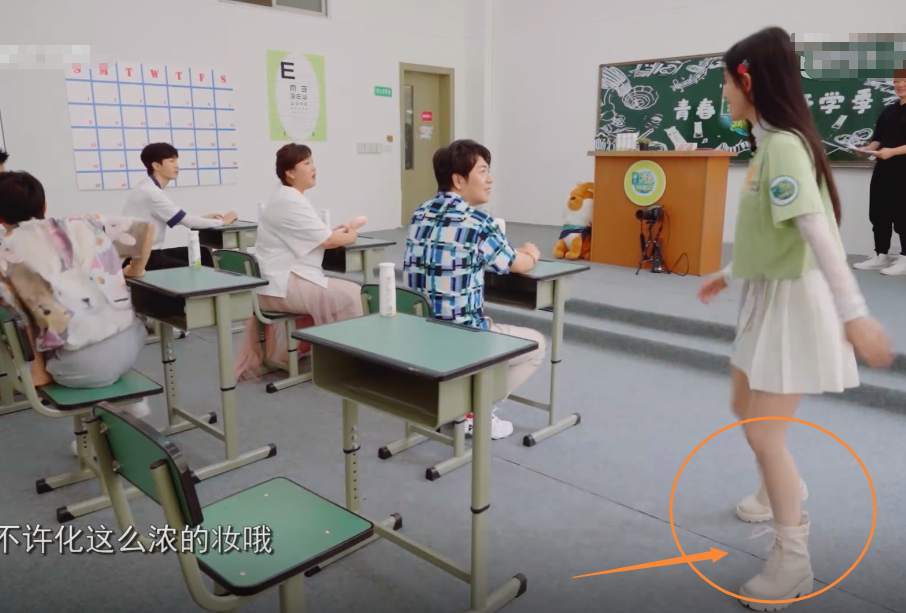 鞠婧祎|《青春环游记》校园主题，大家都穿运动鞋，只有鞠婧祎“搞特殊”