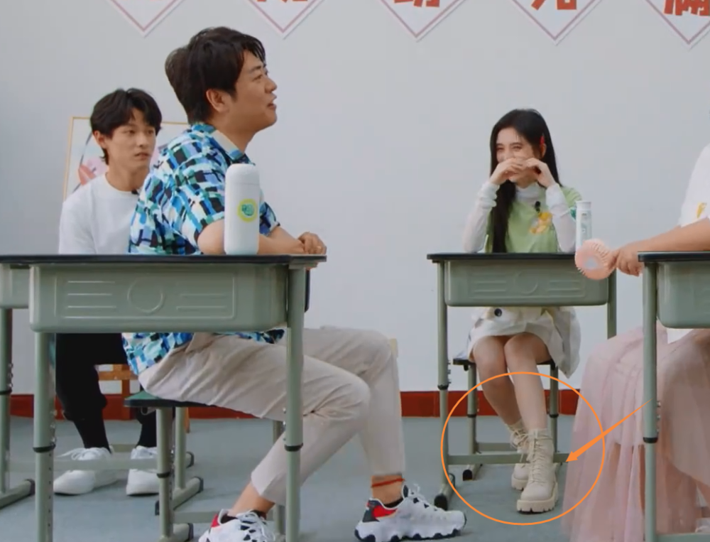 鞠婧祎|《青春环游记》校园主题，大家都穿运动鞋，只有鞠婧祎“搞特殊”