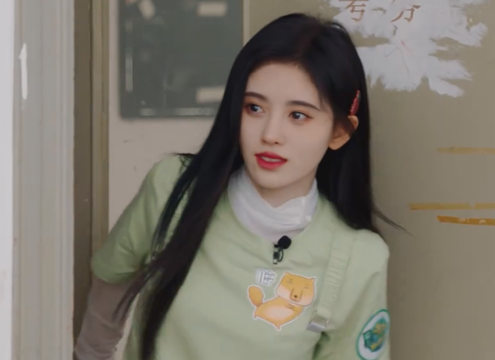 鞠婧祎|《青春环游记》校园主题，大家都穿运动鞋，只有鞠婧祎“搞特殊”