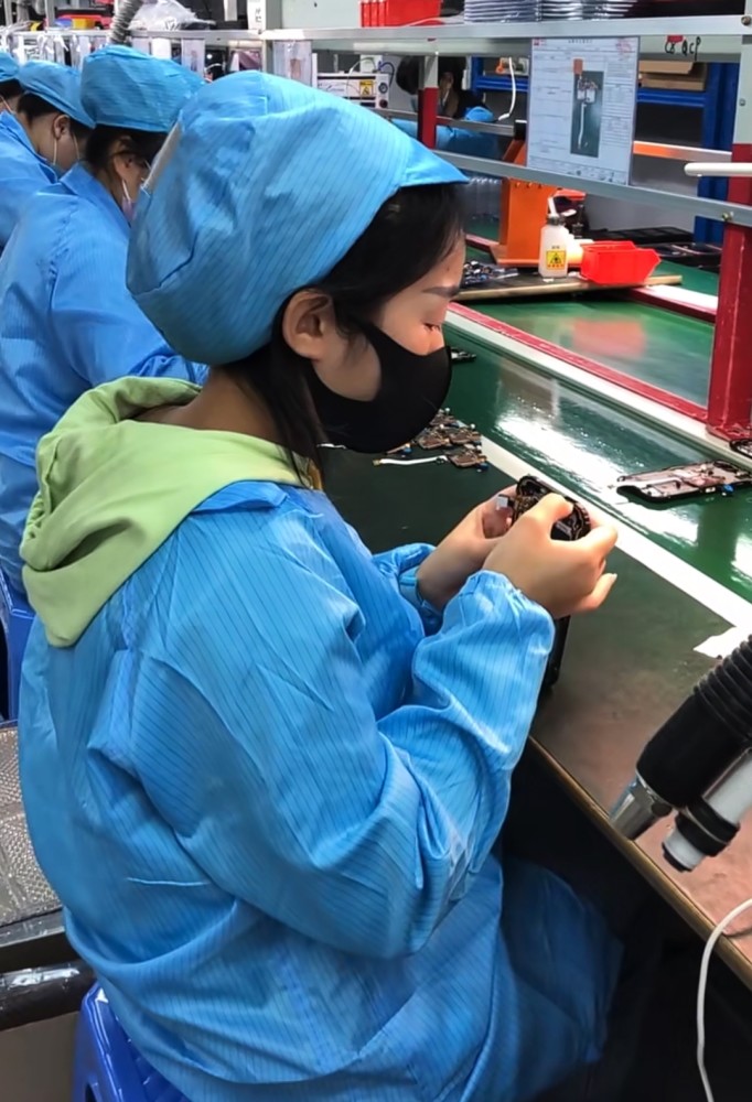 广西小妹来浙江打工,看看她工厂的流水线作业好玩的很,就是辛苦