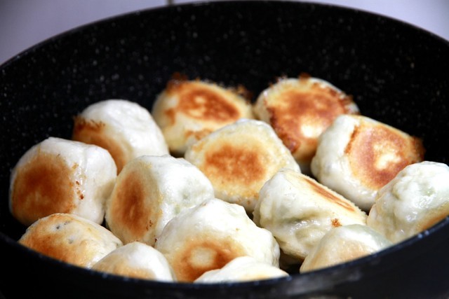 生包子用水煮表面软嫩底部焦脆做法简单详细食谱分享