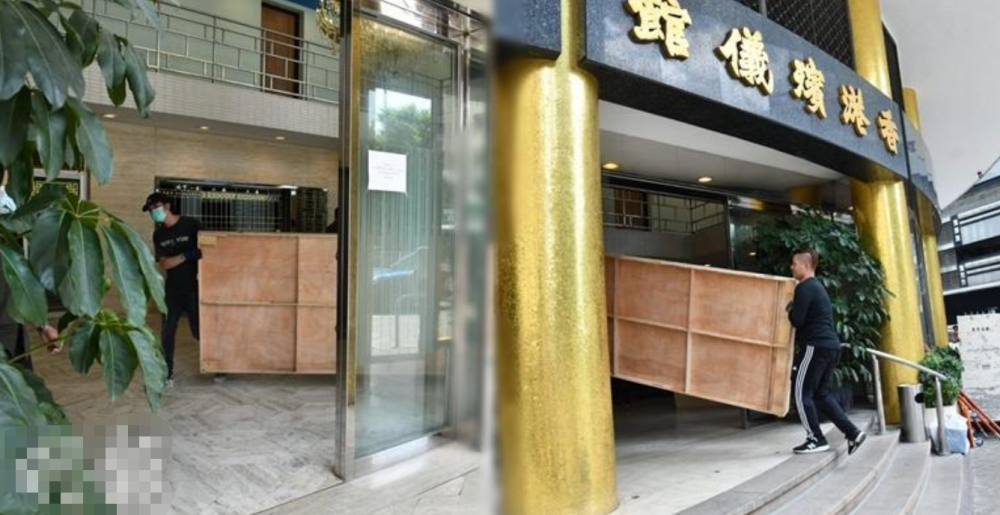 何鸿燊|赌王灵堂布置现场首曝光，大量鲜花和生前照片搬入，两层留空迎接宾客