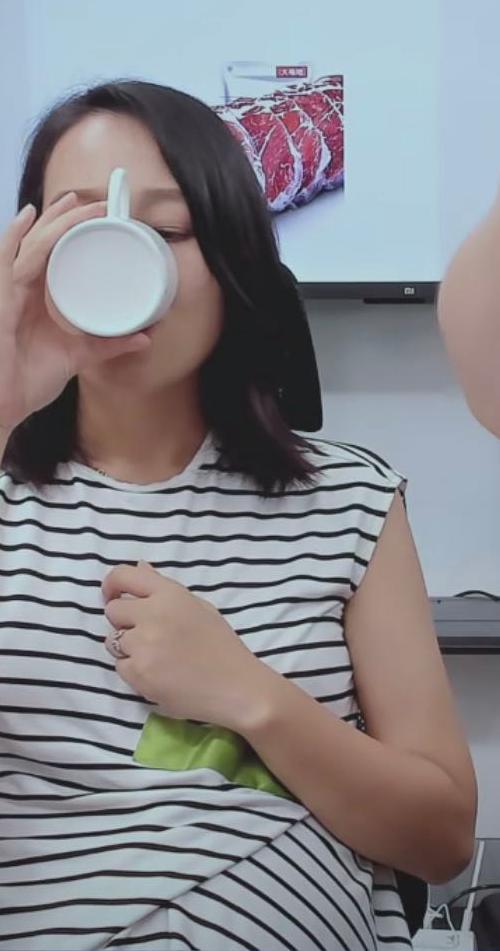 朱丹|朱丹怀二胎后直播卖牛排，闻到气味频繁喝水缓解不适，疑孕反严重