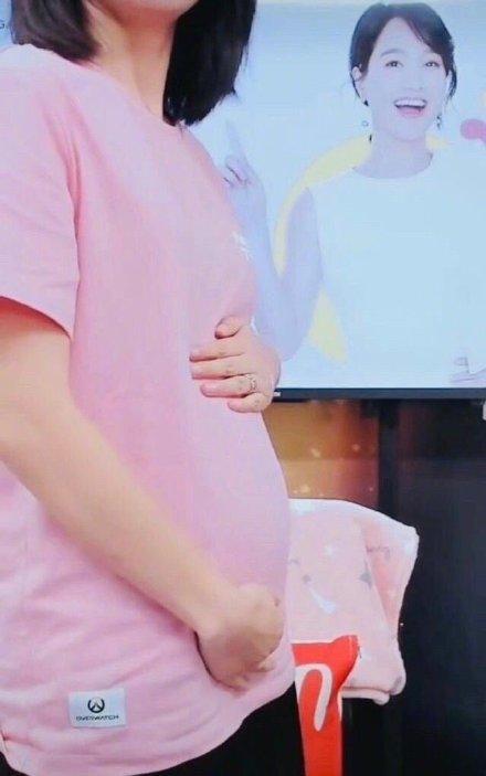 朱丹|朱丹怀二胎后直播卖牛排，闻到气味频繁喝水缓解不适，疑孕反严重