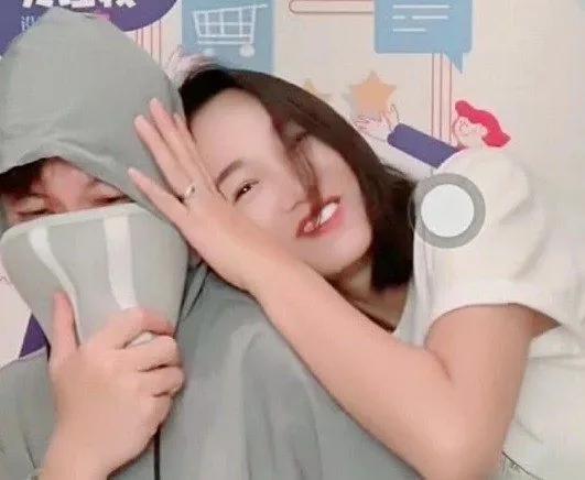 朱丹|朱丹怀二胎后直播卖牛排，闻到气味频繁喝水缓解不适，疑孕反严重