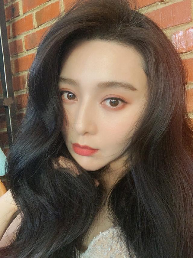 范冰冰|39岁范冰冰与网红合照遭艳压？面色苍白状态憔悴，火速晒自拍回击