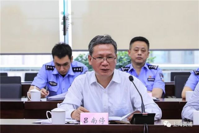 会前,区委书记杲云与戴新福就我区扫黑除恶专项斗争工作做了简要交流.