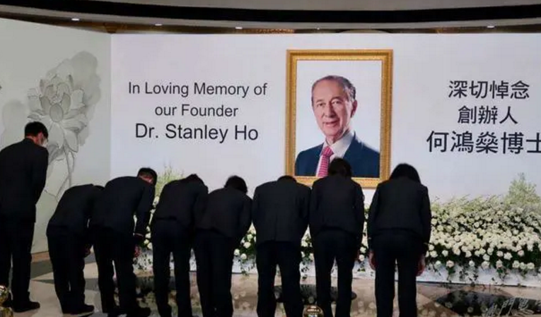 何鸿燊|赌王灵堂布置现场首曝光，大量鲜花和生前照片搬入，两层留空迎接宾客