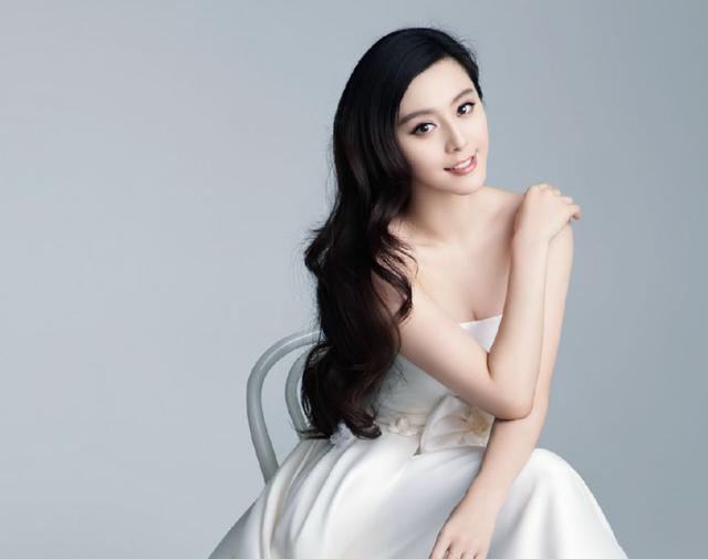 范冰冰|39岁范冰冰与网红合照遭艳压？面色苍白状态憔悴，火速晒自拍回击