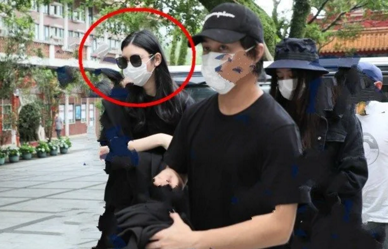 何鸿燊|赌王灵堂布置现场首曝光，大量鲜花和生前照片搬入，两层留空迎接宾客