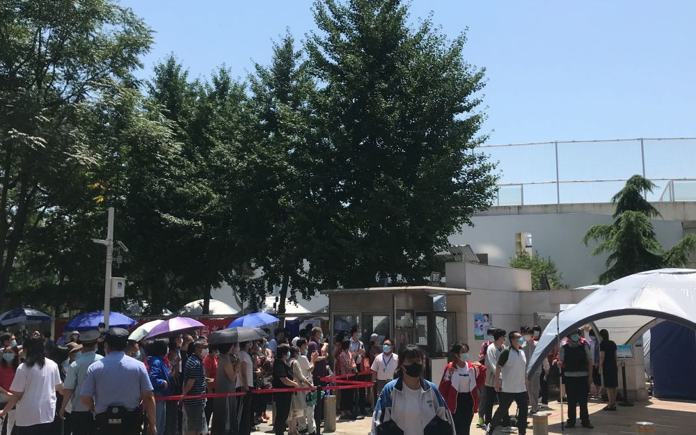 考生|高考首场考试结束 考点工作人员引导考生家长有序离开