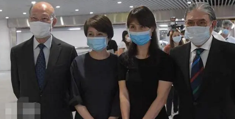 何鸿燊|赌王灵堂布置现场首曝光，大量鲜花和生前照片搬入，两层留空迎接宾客