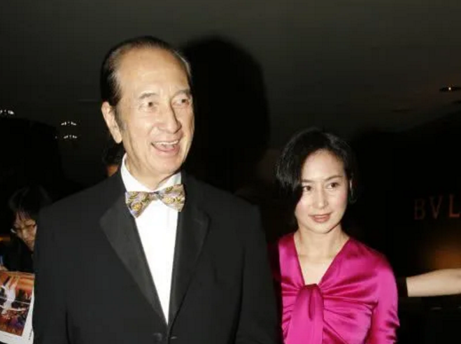 何鸿燊|赌王灵堂布置现场首曝光，大量鲜花和生前照片搬入，两层留空迎接宾客