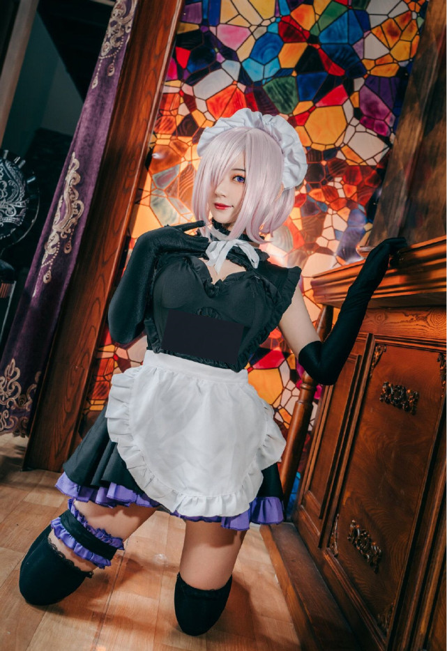 小姐姐虽然戴了手套,但是还是能看出手臂纤若雪藕.