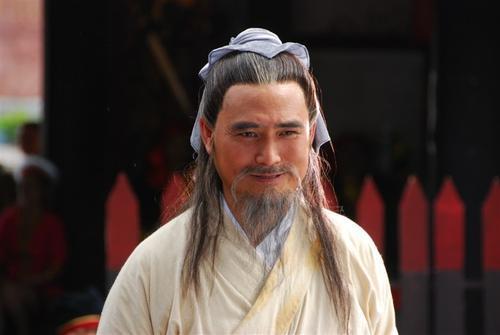 民间故事:汉朝一男子,买了一所没人要的破房子,几天后发了大财