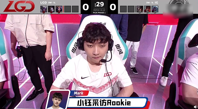 奇兵电竞比分网｜选手请求兮夜要使劲Carry，不能让小钰采访到Rookie，酸味太浓