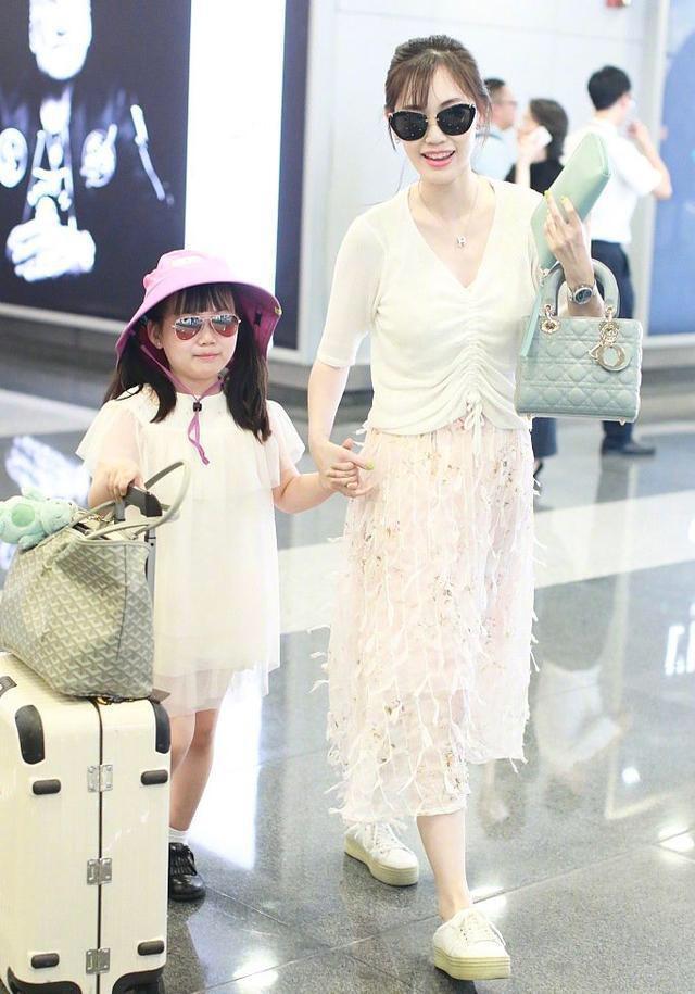 王宝强|马蓉懒理王宝强再婚传闻，晒自拍颜值秒杀现任，粉嫩可爱似少女