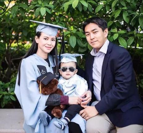 徐子淇|阔太的底气？徐子淇晒登一线大刊封面，与百亿名媛合影霸气站C位