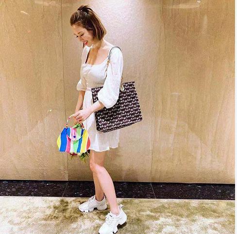 徐子淇|阔太的底气？徐子淇晒登一线大刊封面，与百亿名媛合影霸气站C位