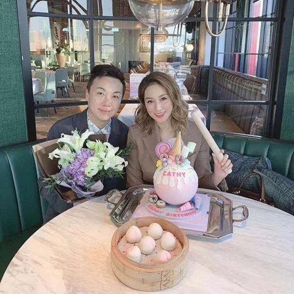 徐子淇|阔太的底气？徐子淇晒登一线大刊封面，与百亿名媛合影霸气站C位