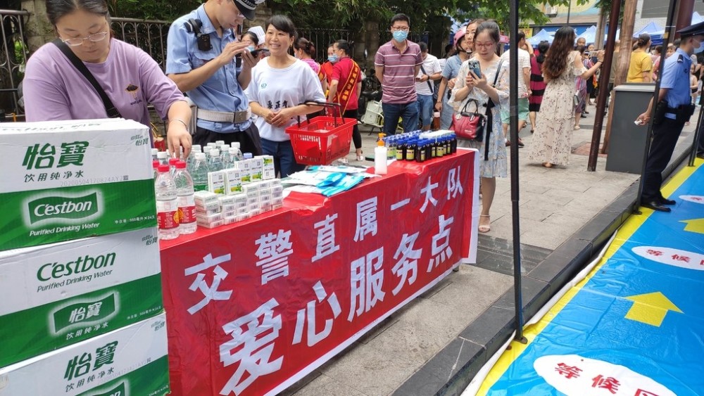 内江考生有序排队入场有家长穿旗袍祝福考生