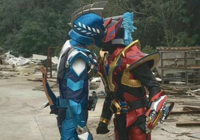 铠甲勇士:猎铠剧照流出,马帅和鹰帅竟成"情侣",骑士粉的回应亮了!