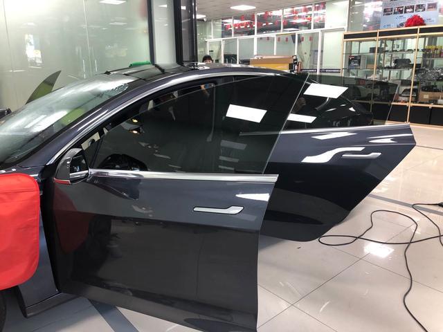 特斯拉model3,贴上深色隔热玻璃膜,突然就变酷了!