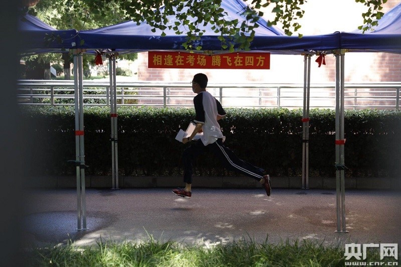 多图直击北京高考 4.9万余名考生迎来人生“大考”