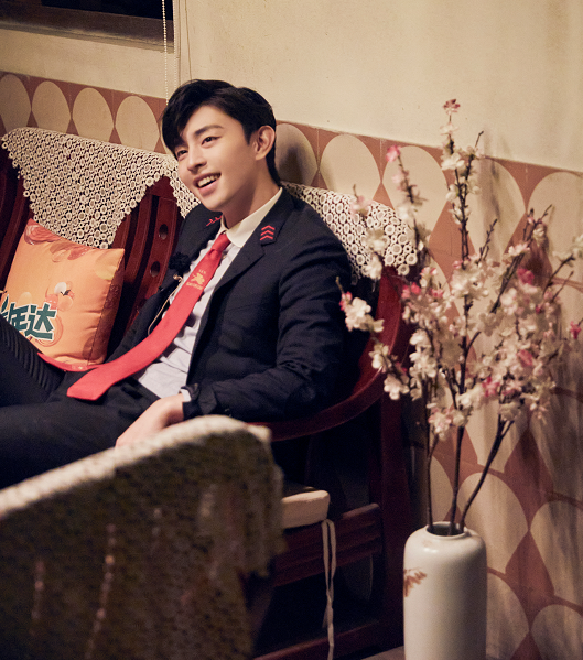 邓伦|《密逃2》邓伦高清剧照，西装笔挺男友力十足，红色领带成亮点