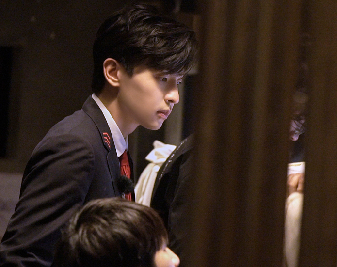 邓伦|《密逃2》邓伦高清剧照，西装笔挺男友力十足，红色领带成亮点