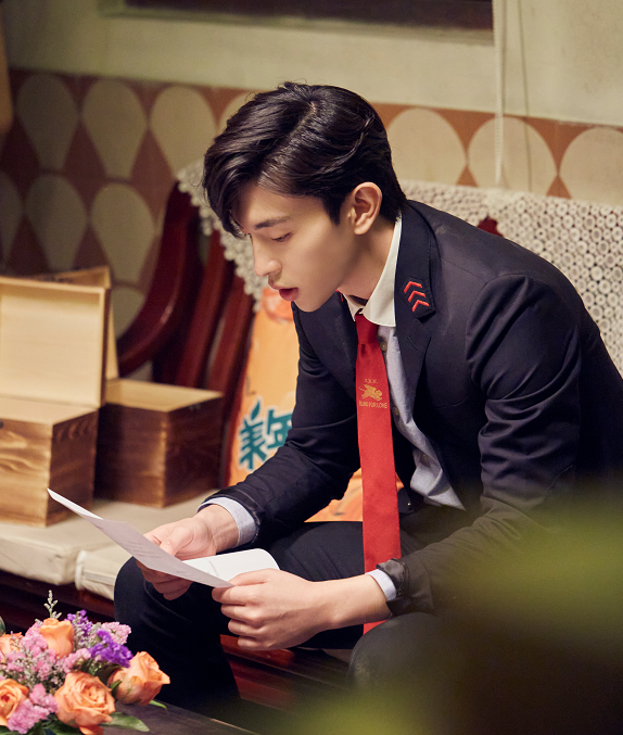 邓伦|《密逃2》邓伦高清剧照，西装笔挺男友力十足，红色领带成亮点