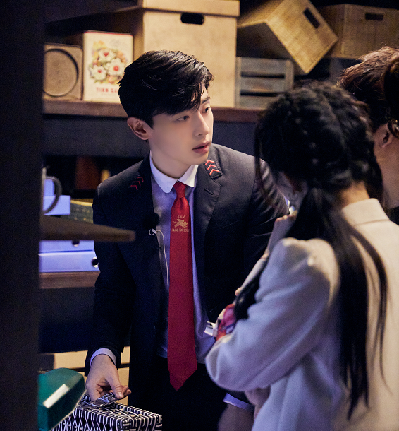 邓伦|《密逃2》邓伦高清剧照，西装笔挺男友力十足，红色领带成亮点