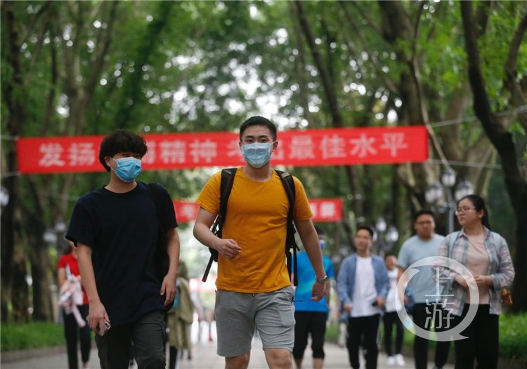 上游新聞·重慶晨報記者在重慶一中大門看到,不少考生都是邁著輕鬆的