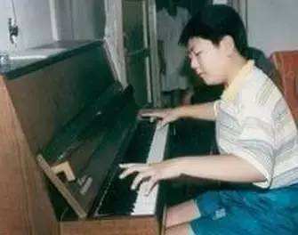 郎朗|他是天才钢琴家郎朗人生道路上最大的黑粉，差点将其逼疯！