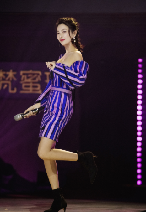 张雨绮|张雨绮为抢C位拼了，穿“撕裂风”礼裙现身，这腰是被上帝吻过？