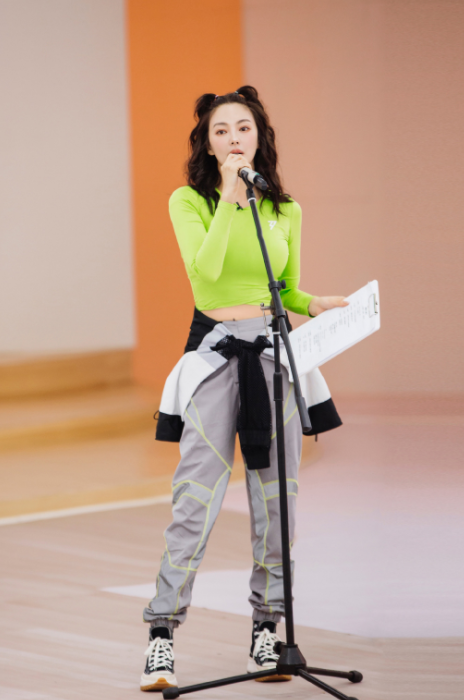 张雨绮|张雨绮为抢C位拼了，穿“撕裂风”礼裙现身，这腰是被上帝吻过？