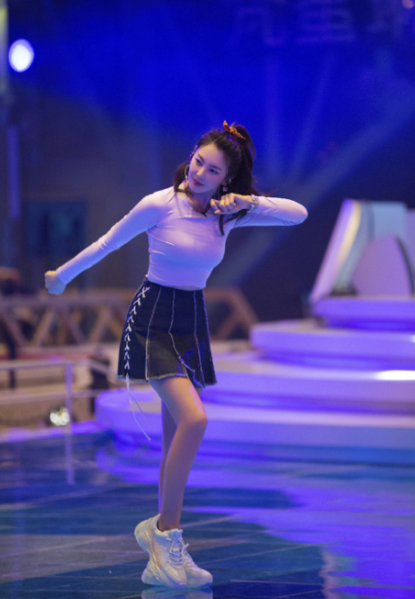 张雨绮|张雨绮为抢C位拼了，穿“撕裂风”礼裙现身，这腰是被上帝吻过？