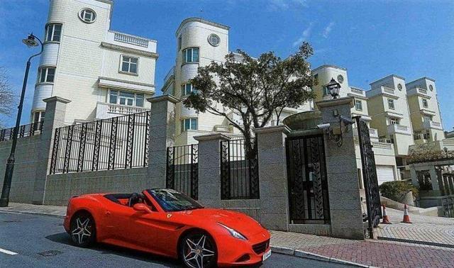 97年星爷结交了余文凤,余文凤是地产大亨的闺女,更是投资好手.