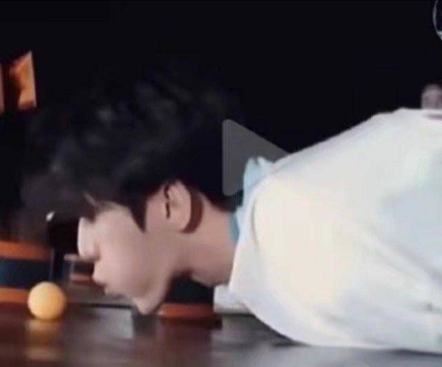 蔡徐坤|蔡徐坤再被质疑整容，侧面照下巴太尖形状奇怪，被吐槽可以锄地了