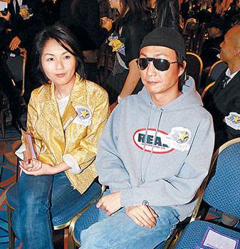 郑中基|郑中基夫妇甜蜜约会牵手过马路，杨千嬅阿Sa无法驯服的男人，为老婆变暖男