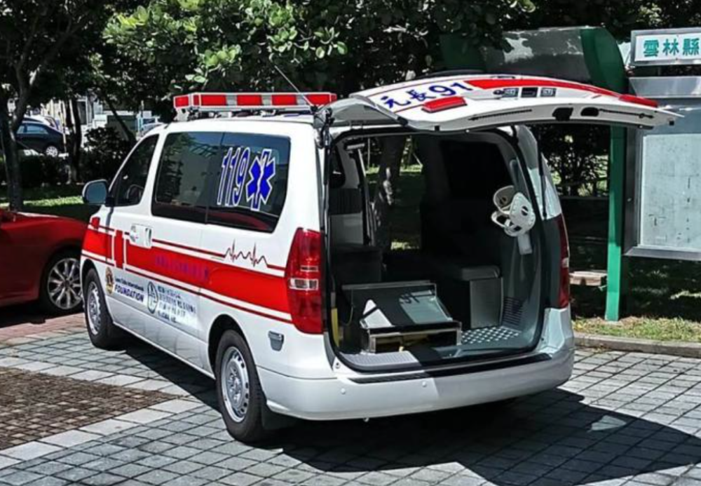 救护车遭恶意逼停计程车司机嚣张喊人死我负责害80岁老人身亡