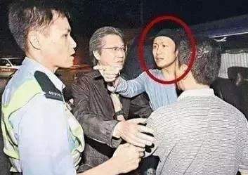 郑中基|郑中基夫妇甜蜜约会牵手过马路，杨千嬅阿Sa无法驯服的男人，为老婆变暖男