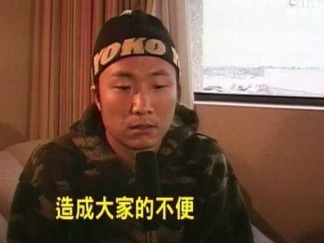 郑中基|郑中基夫妇甜蜜约会牵手过马路，杨千嬅阿Sa无法驯服的男人，为老婆变暖男