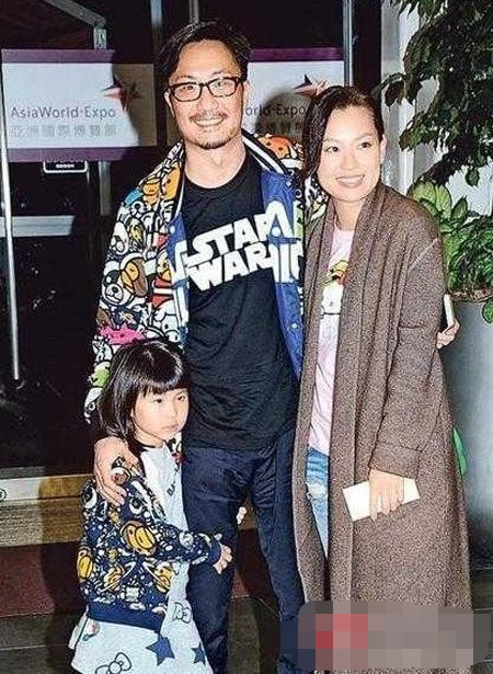 郑中基|郑中基夫妇甜蜜约会牵手过马路，杨千嬅阿Sa无法驯服的男人，为老婆变暖男