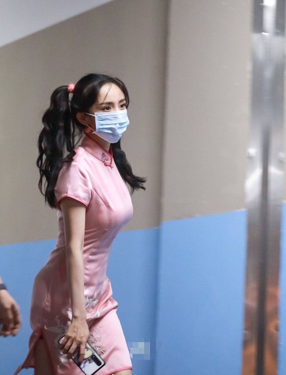 杨幂|杨幂被赞“人间水蜜桃”，穿小一码旗袍秀凹凸身材，网友：顶不住