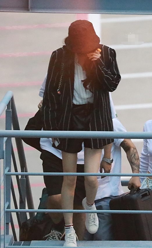 杨幂|杨幂被赞“人间水蜜桃”，穿小一码旗袍秀凹凸身材，网友：顶不住