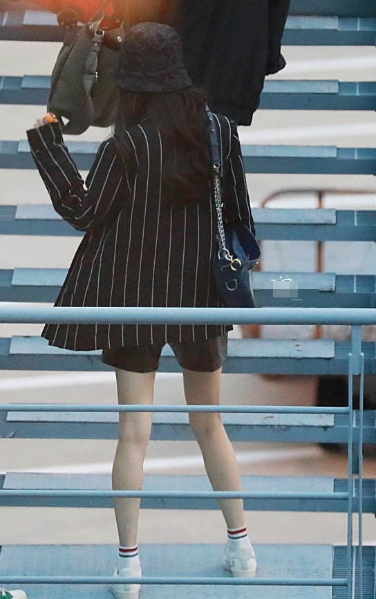 杨幂|杨幂被赞“人间水蜜桃”，穿小一码旗袍秀凹凸身材，网友：顶不住