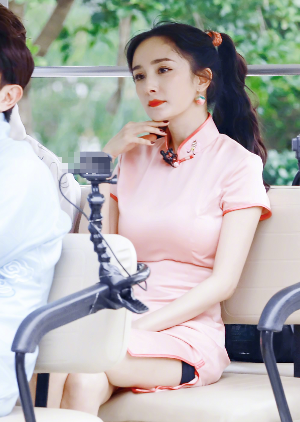 杨幂|杨幂被赞“人间水蜜桃”，穿小一码旗袍秀凹凸身材，网友：顶不住